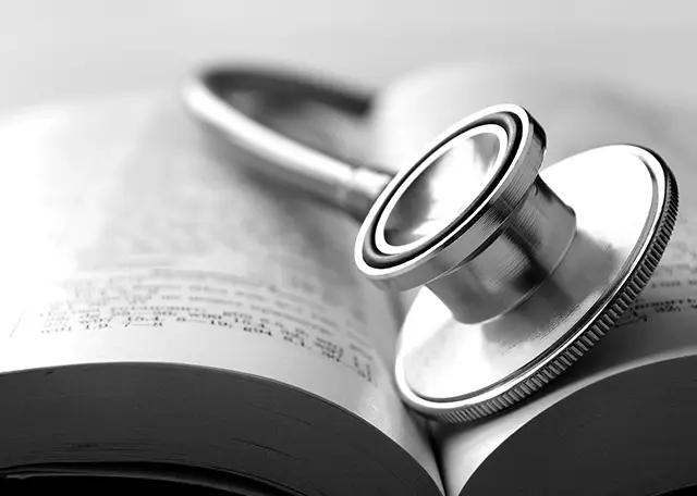 Stéthoscope sur un livre