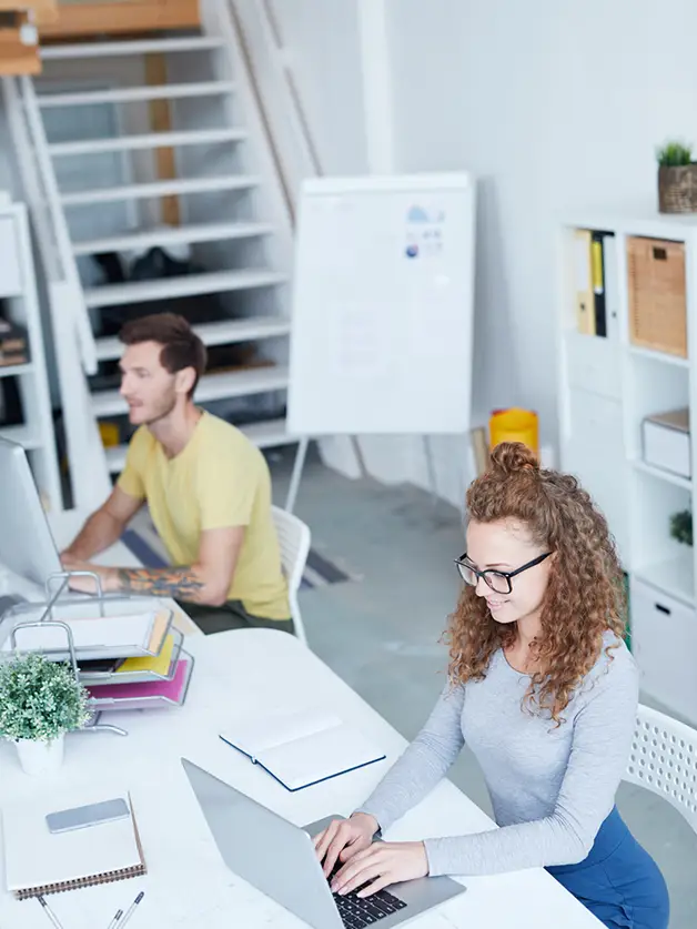2 personnes qui travaillent dans un bureau