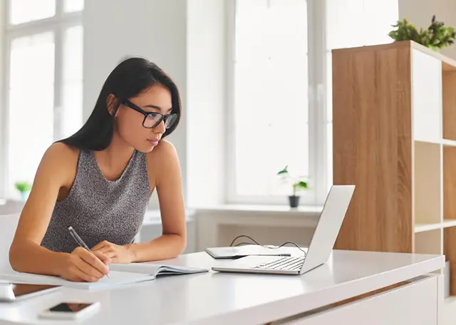 Femme qui travaille devant un ordinateur