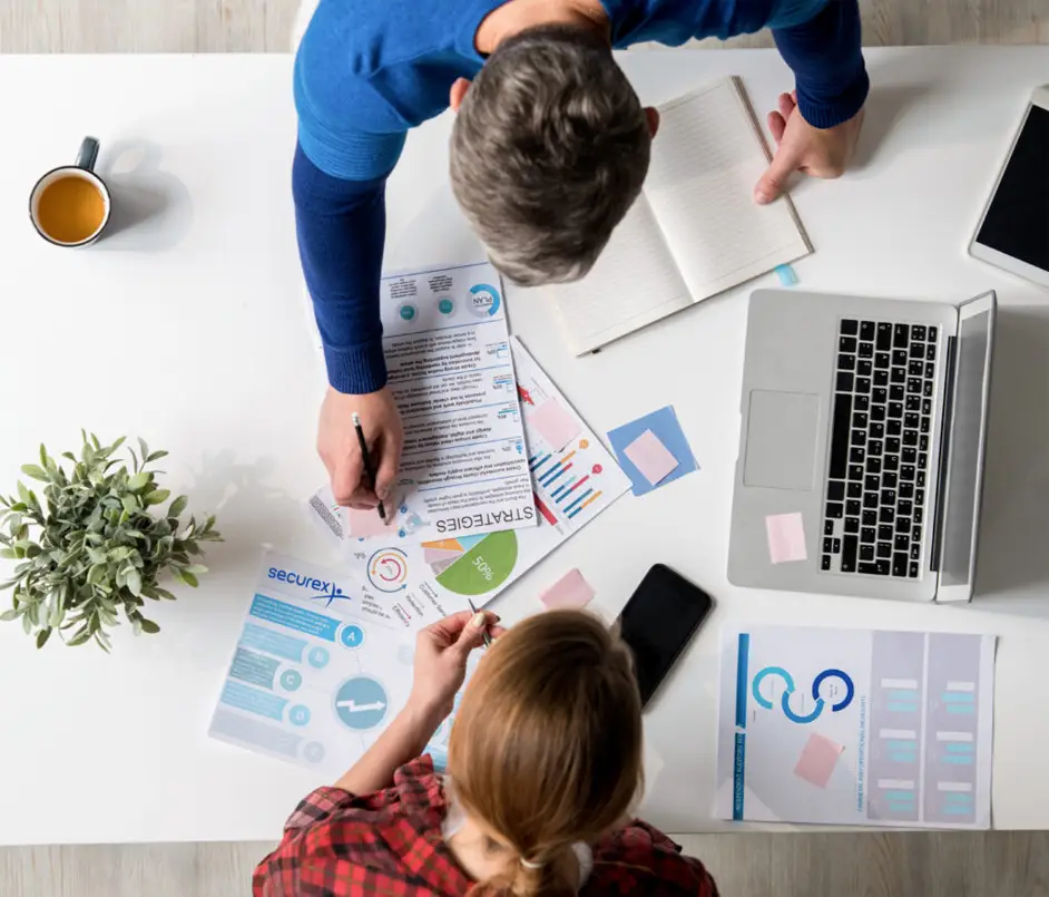 2 employés de Securex qui travaillent dans un bureau