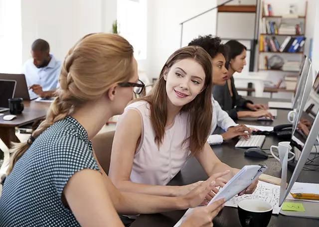 Deux femmes qui travaillent dans un bureau