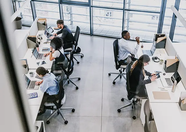 Employés qui travaillent au bureau